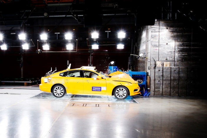 Два десятилетия на службе спасения жизней: Центру безопасности Volvo Cars исполняется 20 лет