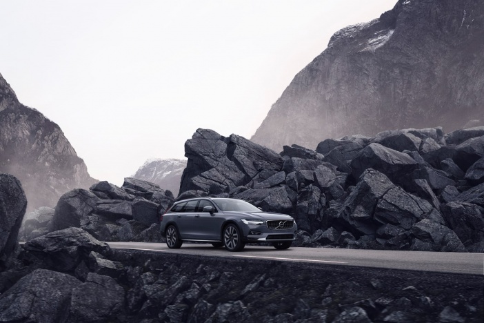 Volvo представляет обновленные модели: седан бизнес-класса S90 и универсал повышенной проходимости V90 Cross Country